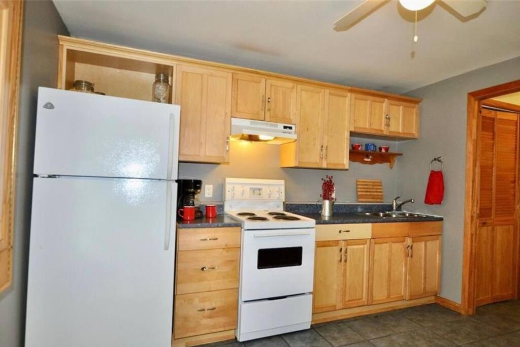 Muskoka Manor Villa Dwight Bagian luar foto